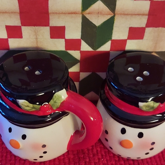 Snowmen Mug Style Salt & Pepper Shakers - Picture 3 of 10